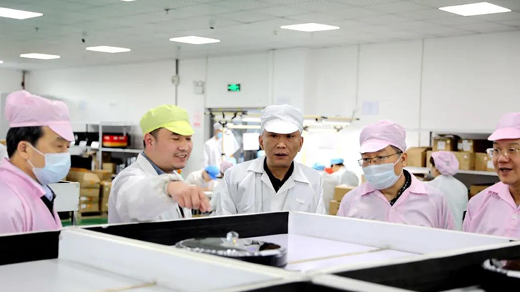 省人大常委會委員、省人大財政經(jīng)濟委員會主任委員張亦賢一行調(diào)研炬神電子